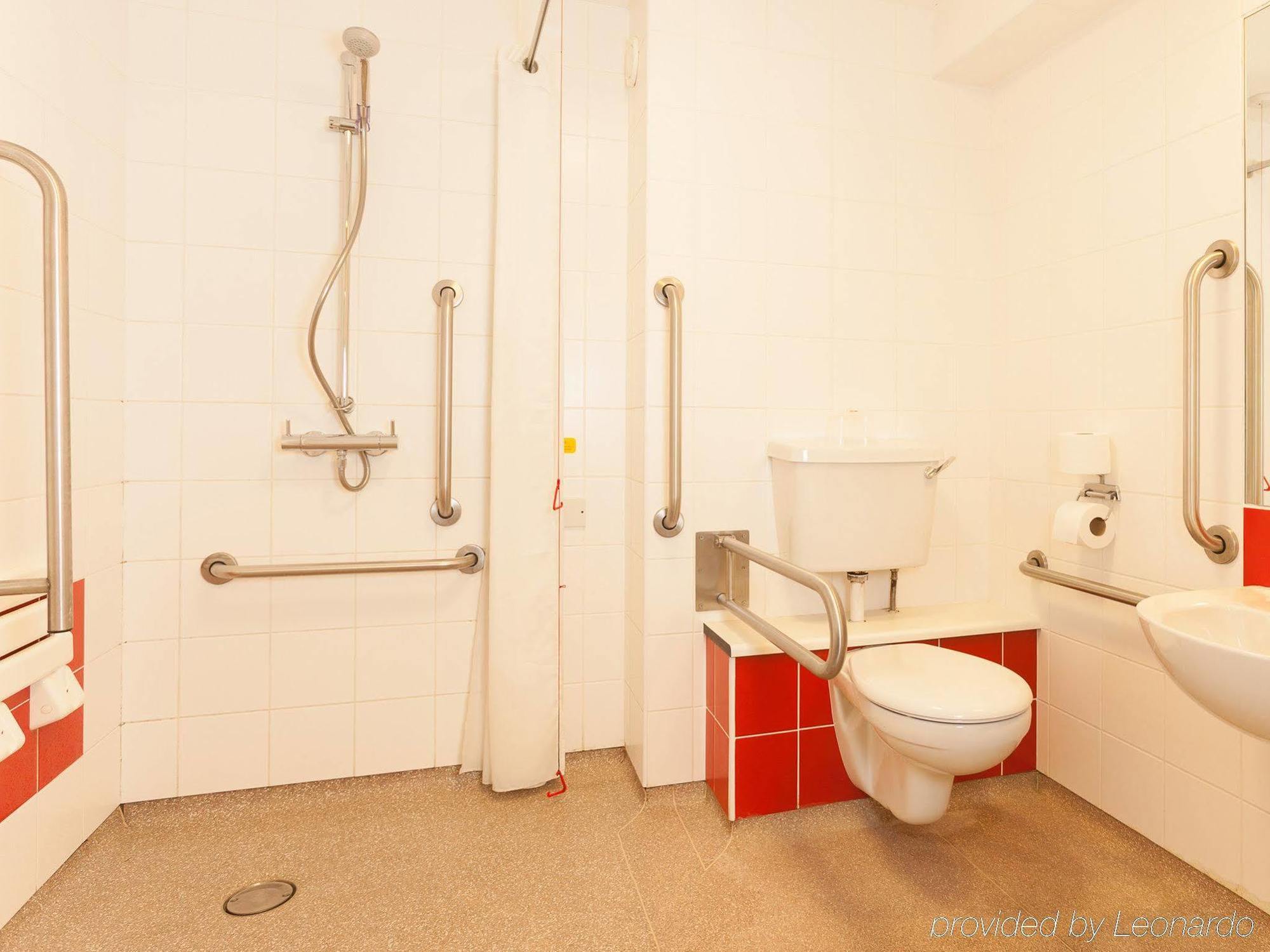 Travelodge Airport Hotel 2*