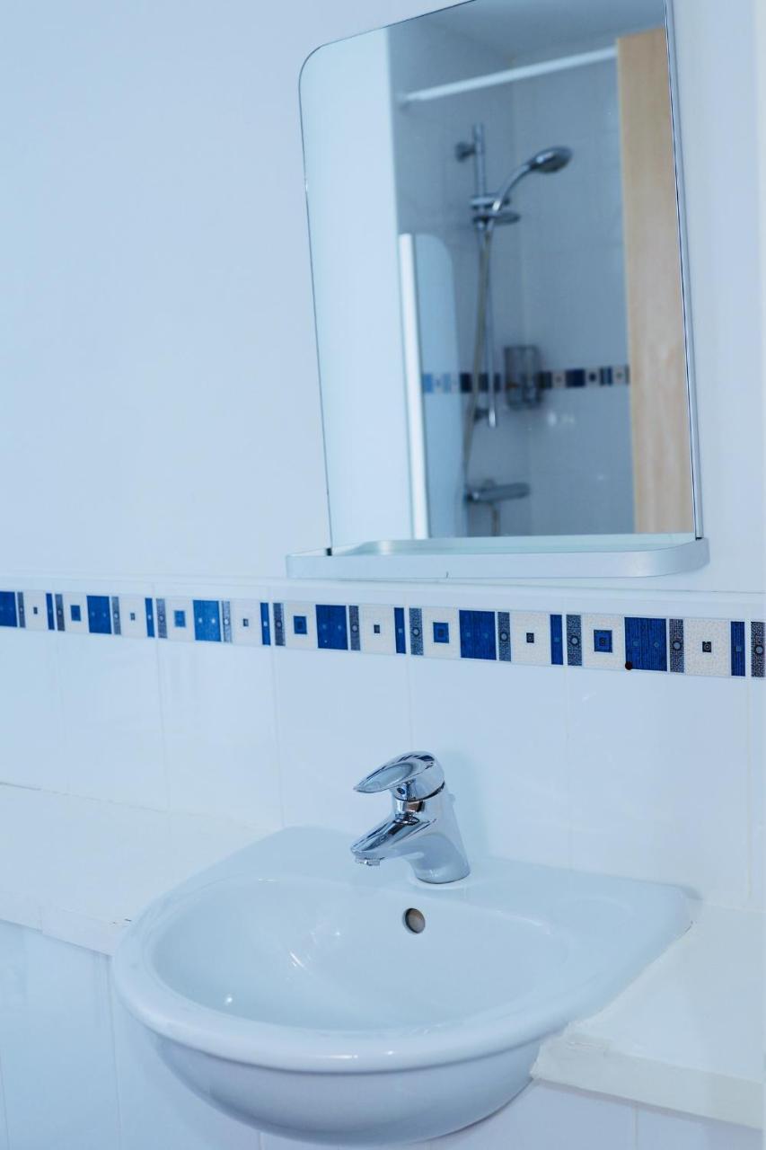 Apartment On Drybrough Crescent 3/6 *