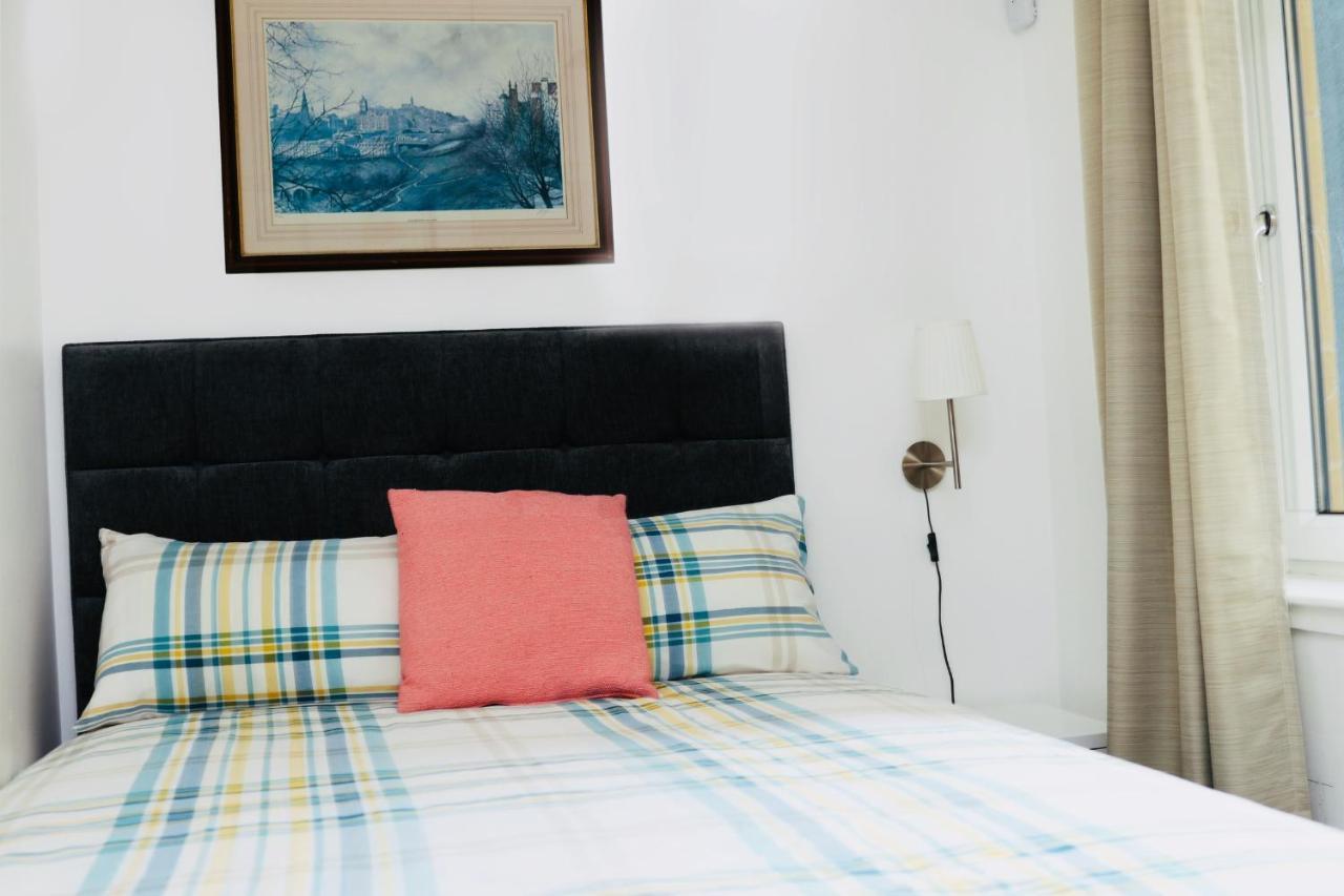 Apartment On Drybrough Crescent 3/6 *
