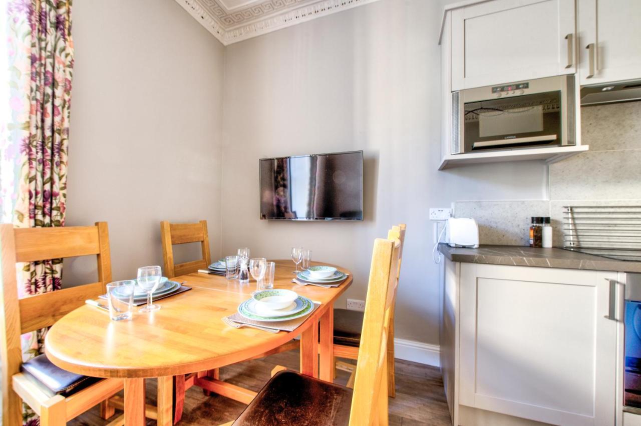 Apartment Beautifully Presented, Well Located, 2 Bed Apt. *