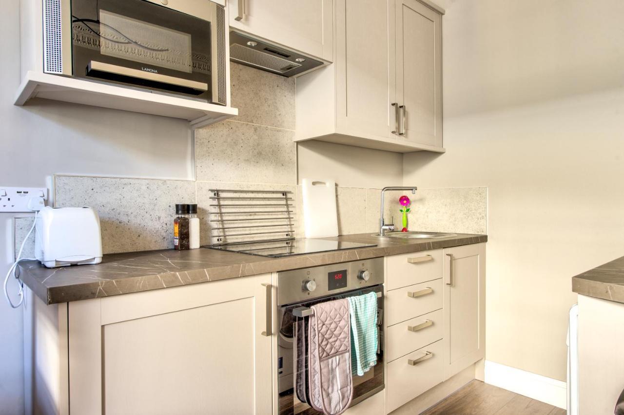 Beautifully Presented, Well Located, 2 Bed Apt. *