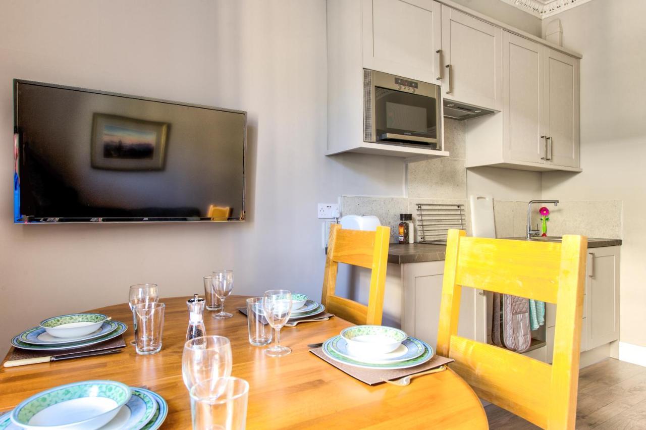 Beautifully Presented, Well Located, 2 Bed Apt. * Edinburgh