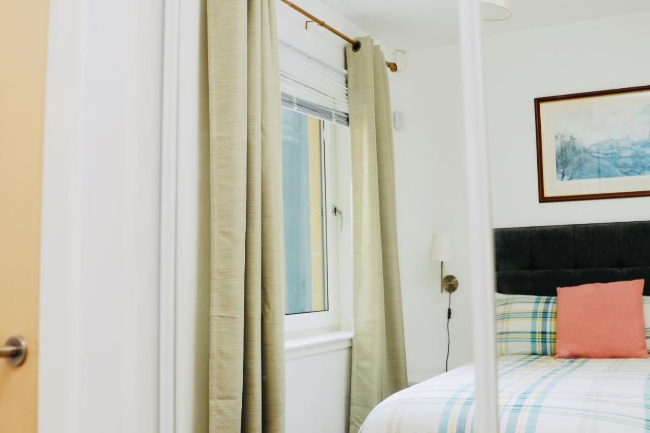 Apartment On Drybrough Crescent 3/6 *