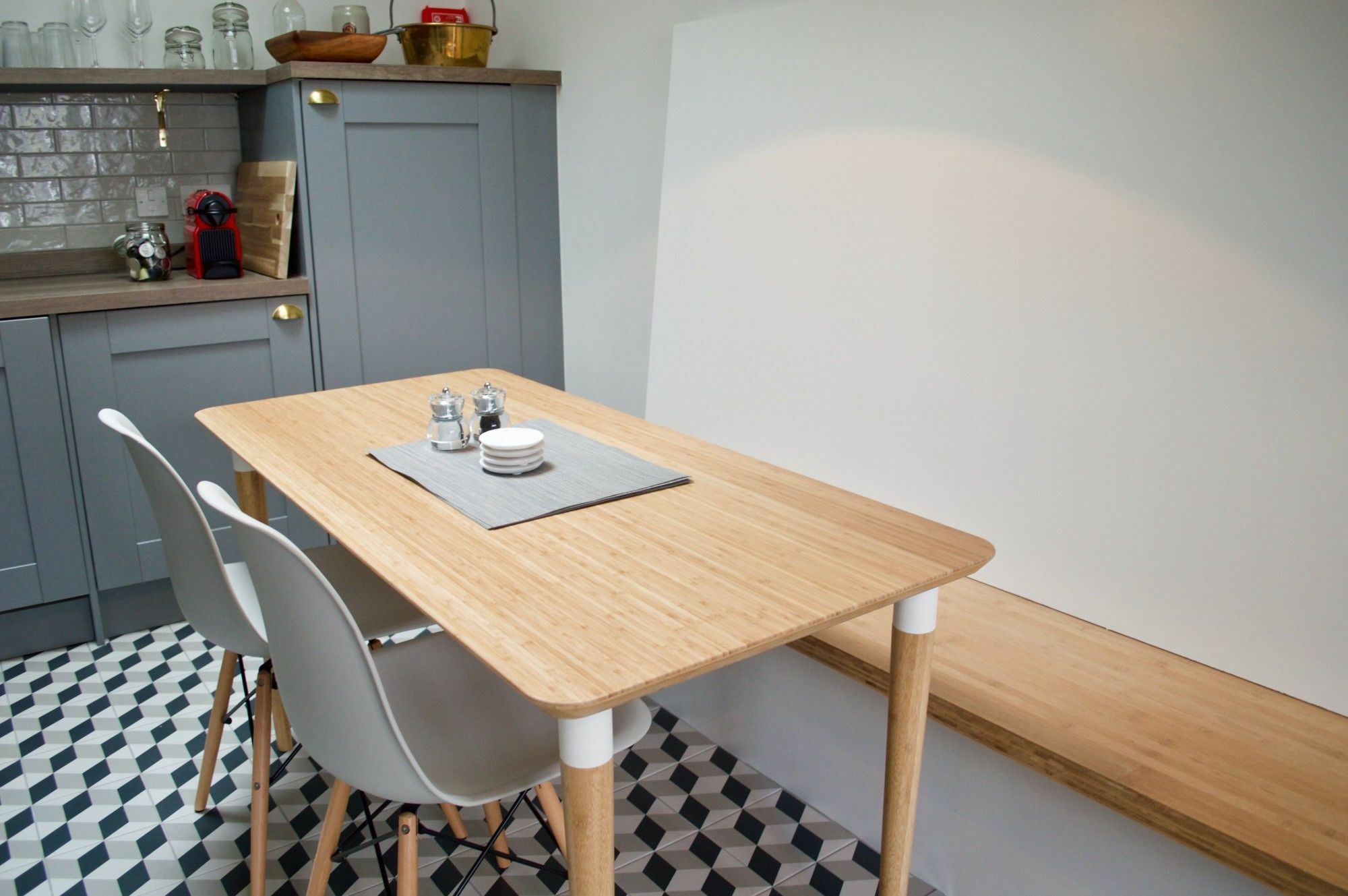 1 Bedroom Flat In Apartment *
