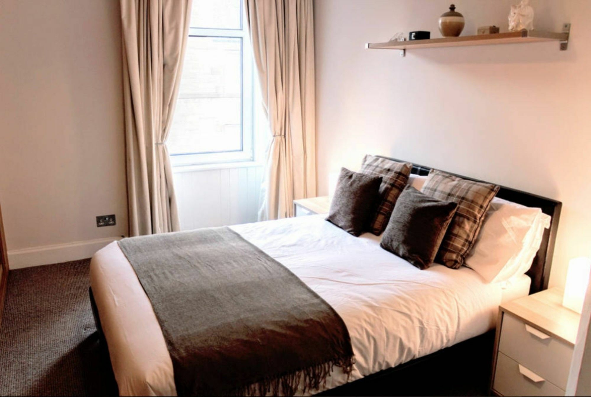 1 Bedroom In Leafy Morningside Apartment