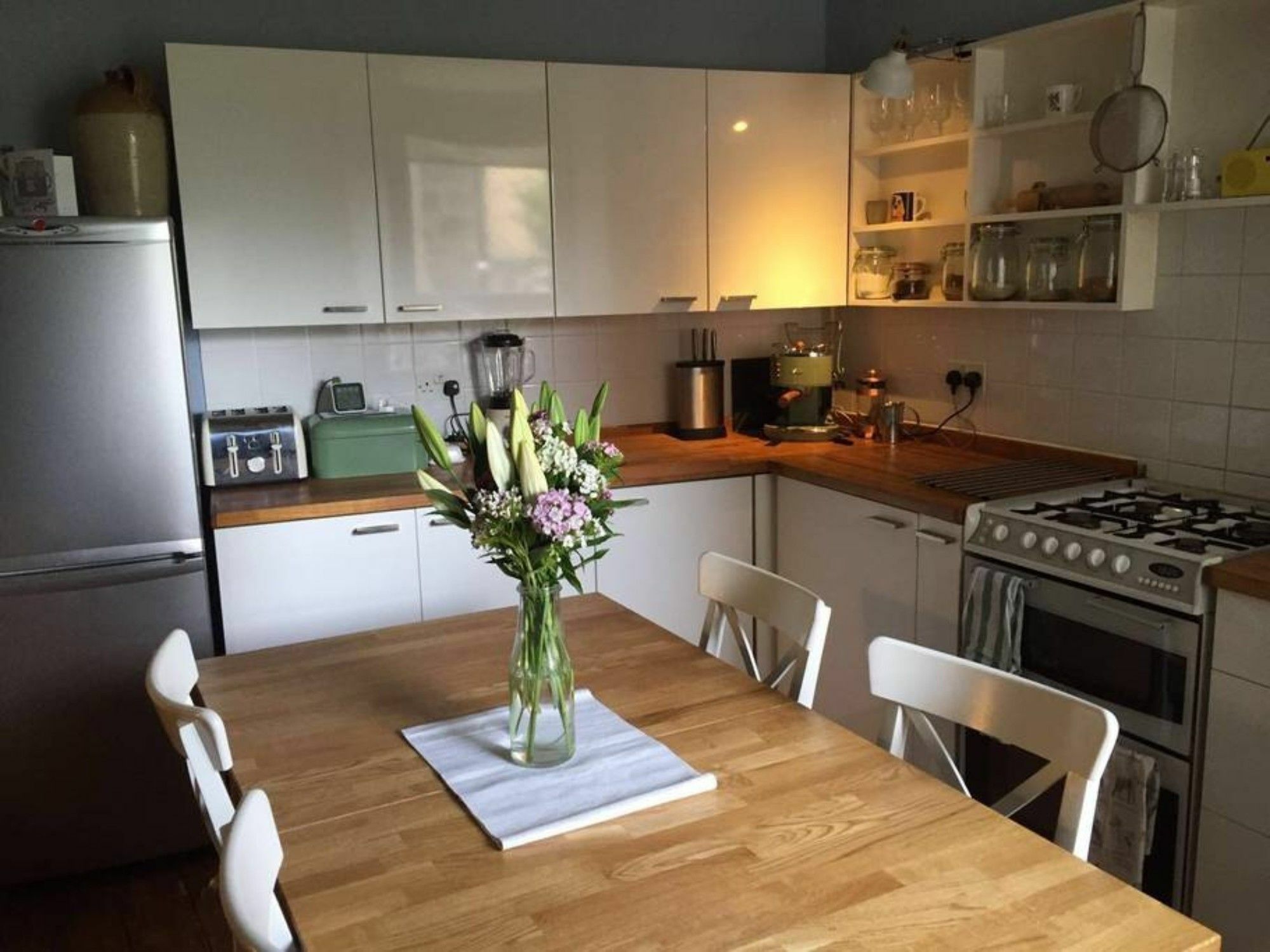 2 Bedroom Modern In Apartment *