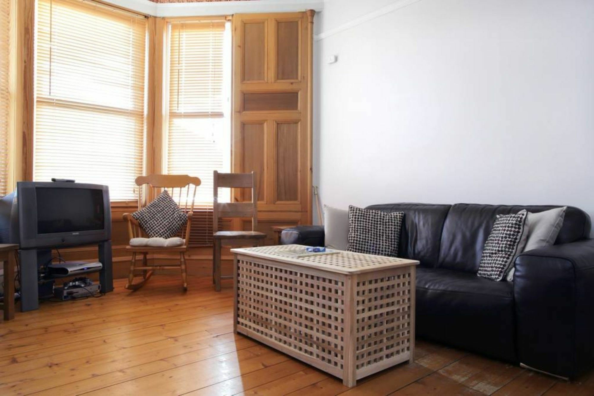 2 Bedroom Flat With Garden *