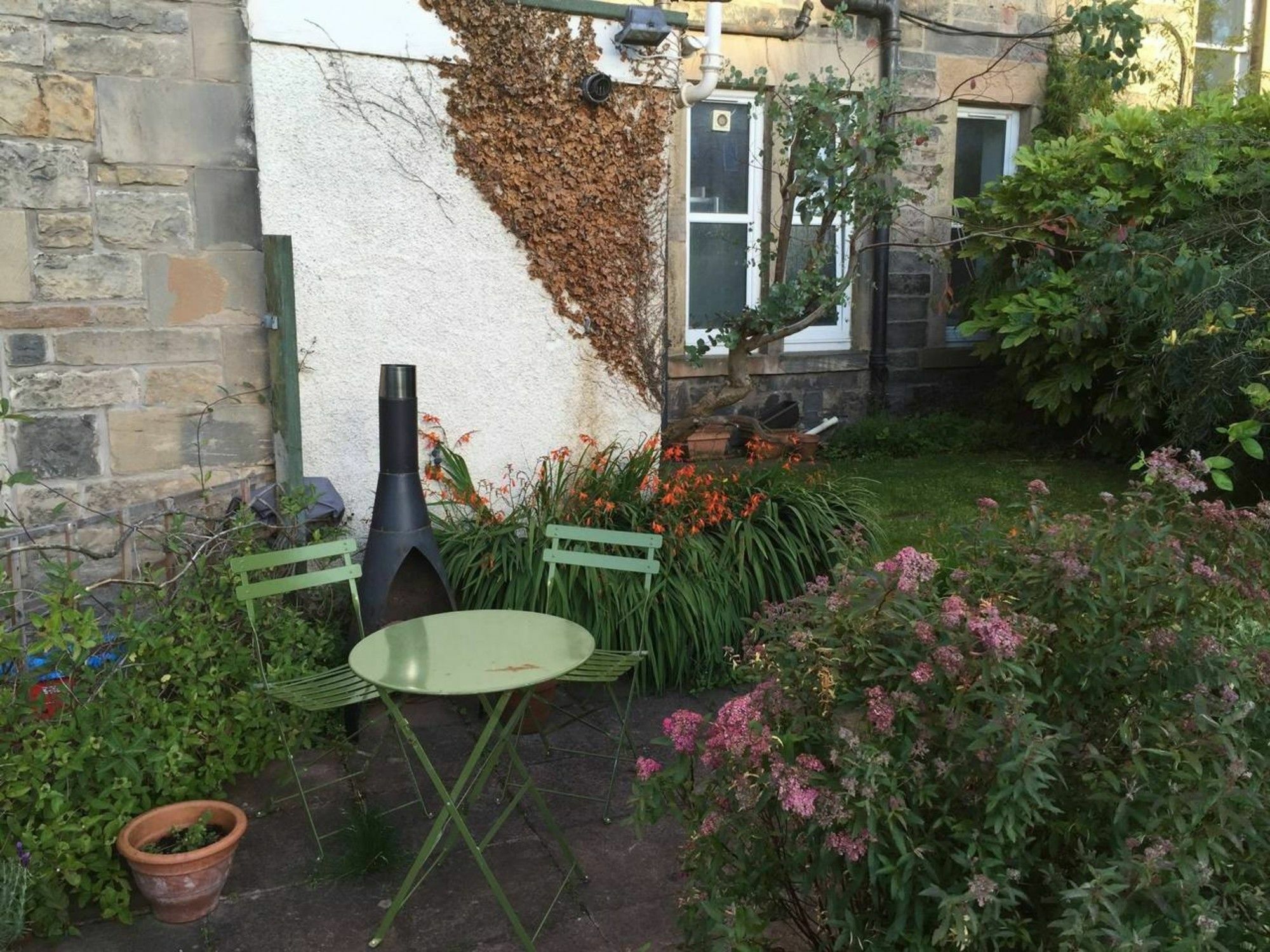 2 Bedroom Flat With Garden *