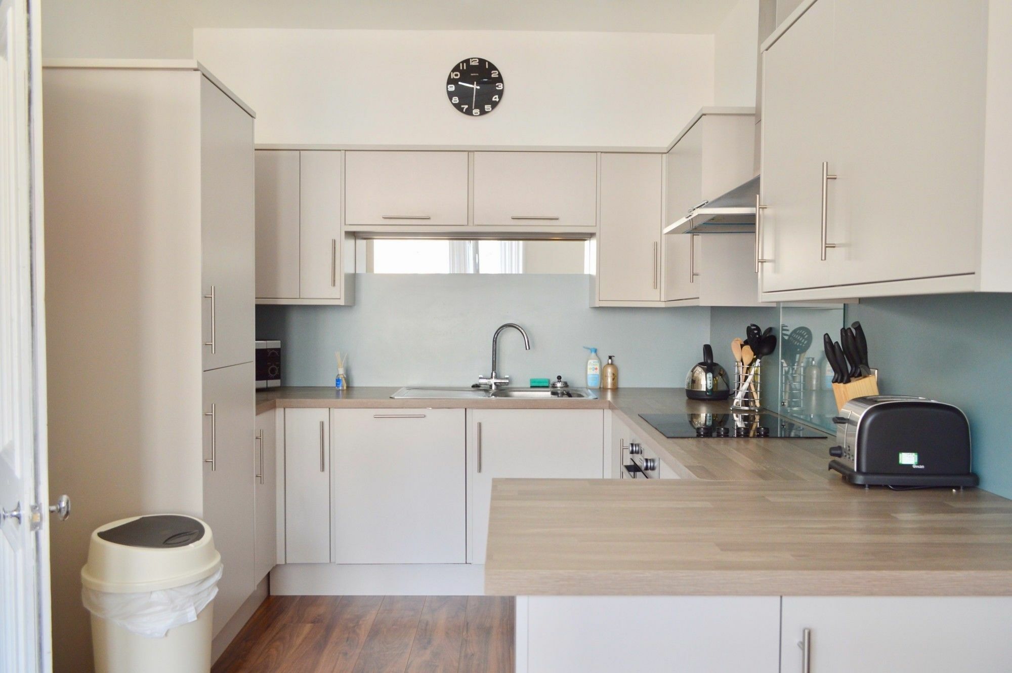 Spacious 3 Bedroom West End Flat