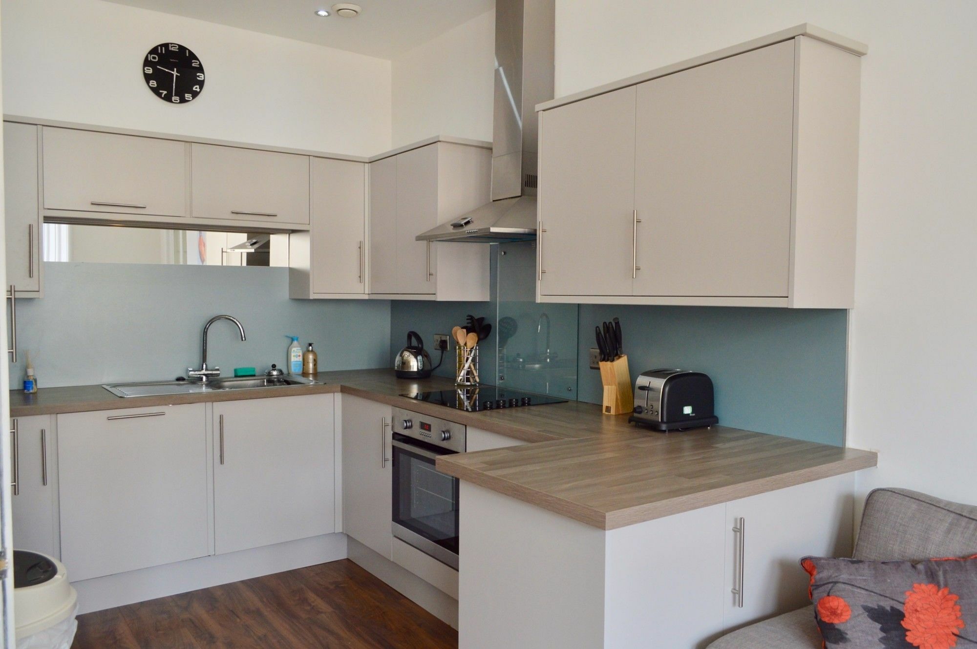 Spacious 3 Bedroom West End Flat Apartment *