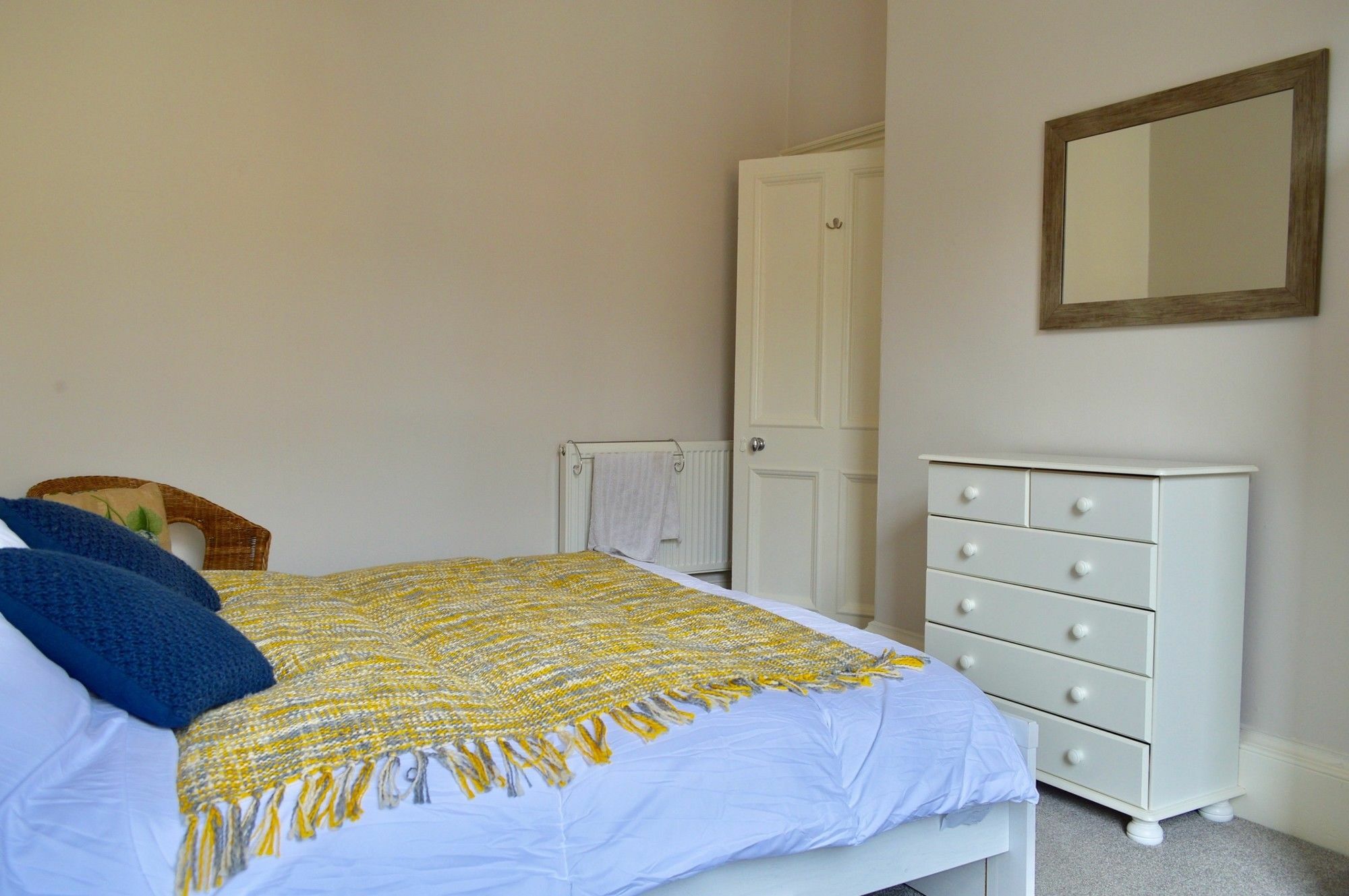 Spacious 3 Bedroom West End Flat Apartment *