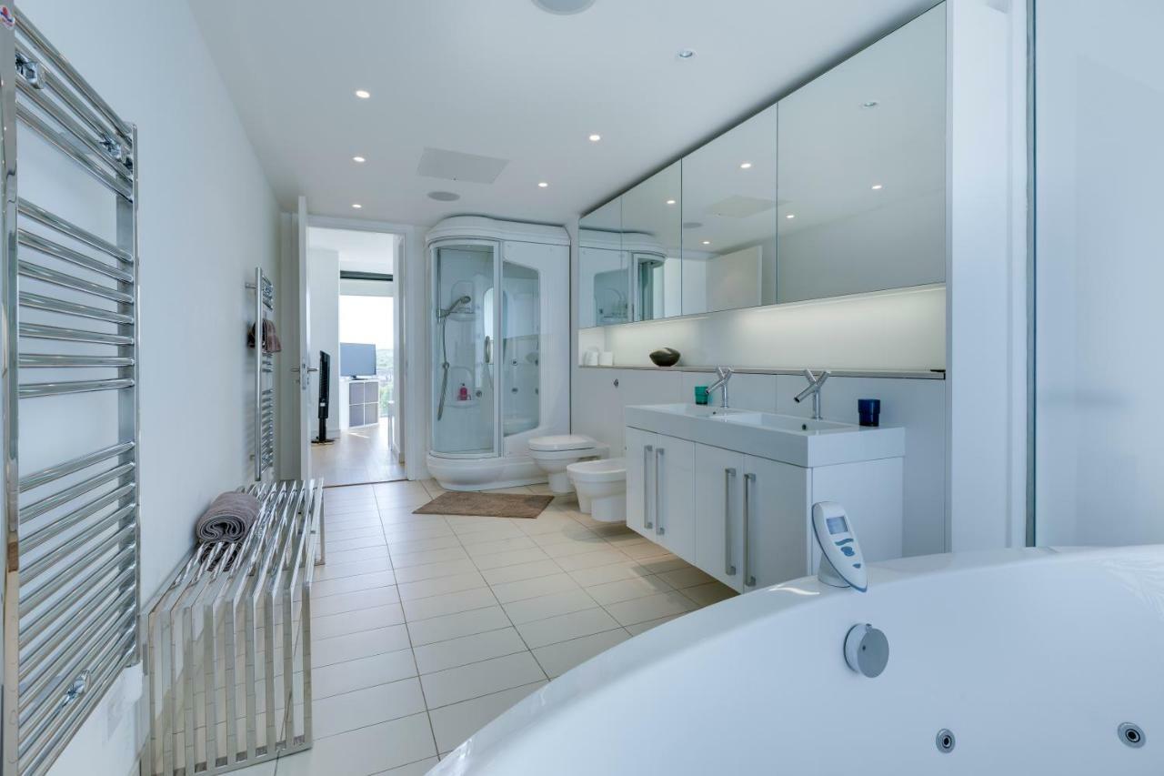 Stunning Quartermile Penthouse Apartment *