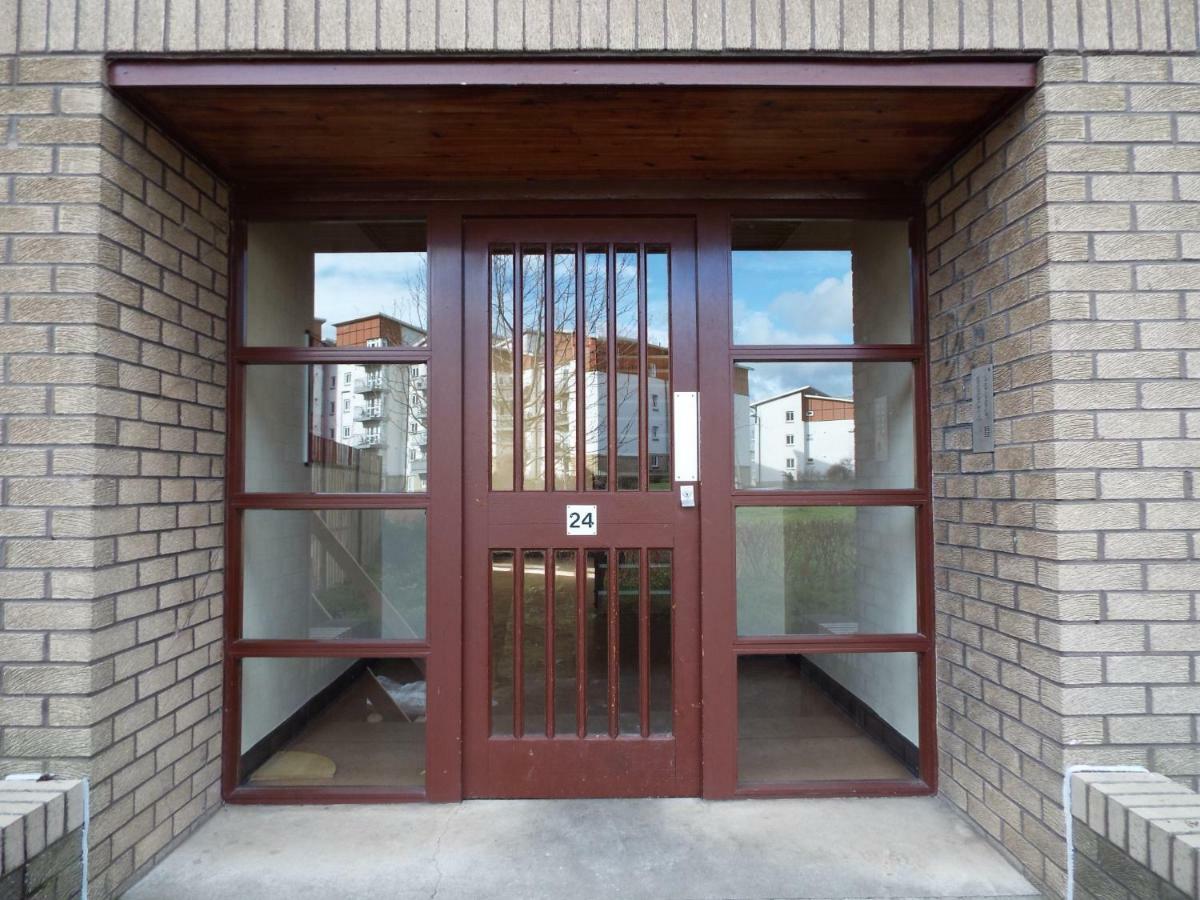 Ideal Location With Free On-site Private Parking Apartment *