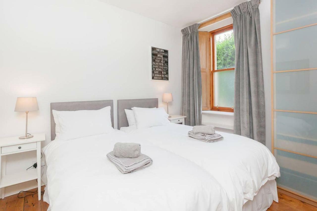 5 Mins To Princes Street - Main Door - Private Garden - New Apartment Edinburgh