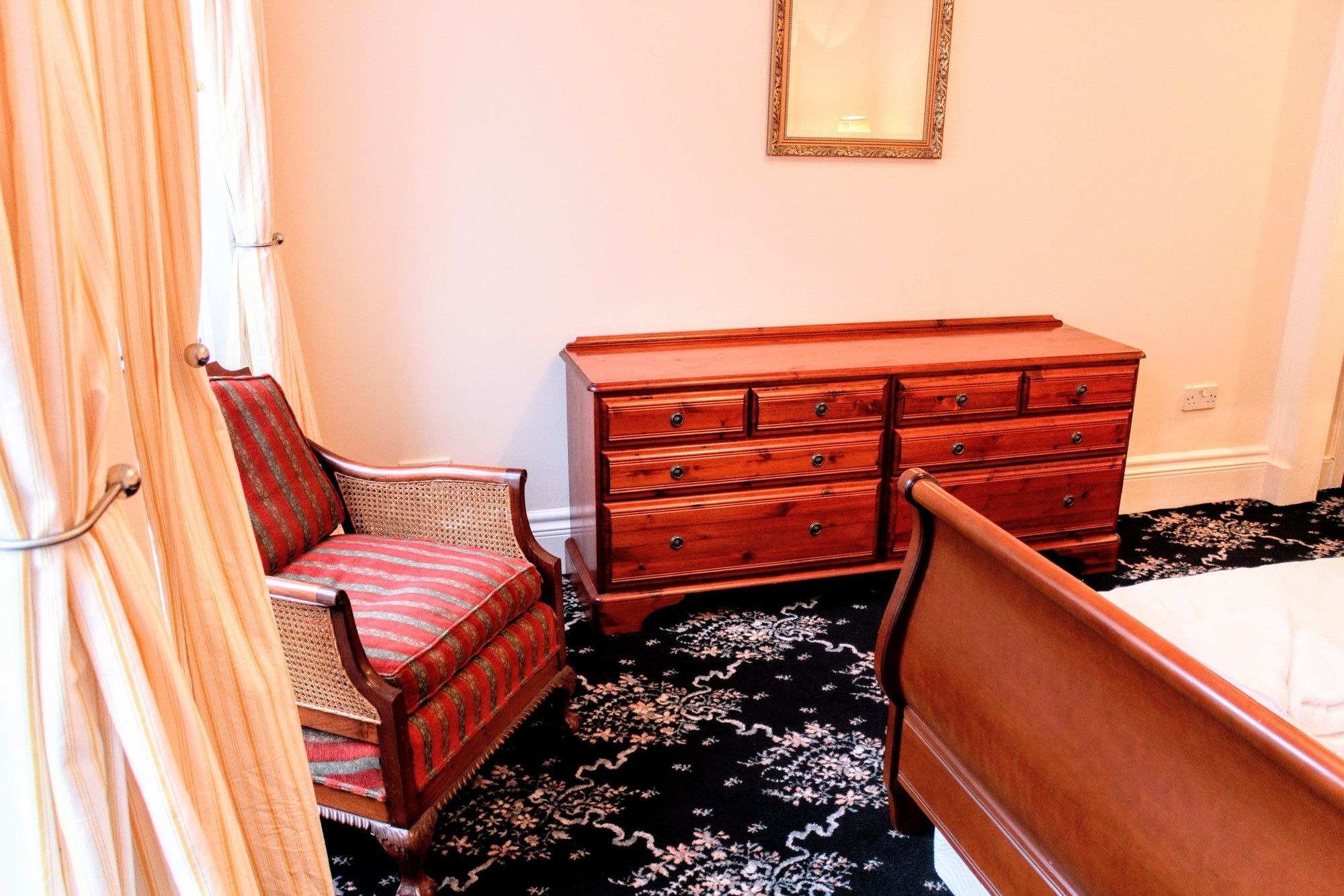 3 Bedroom On The Royal Mile Edinburgh
