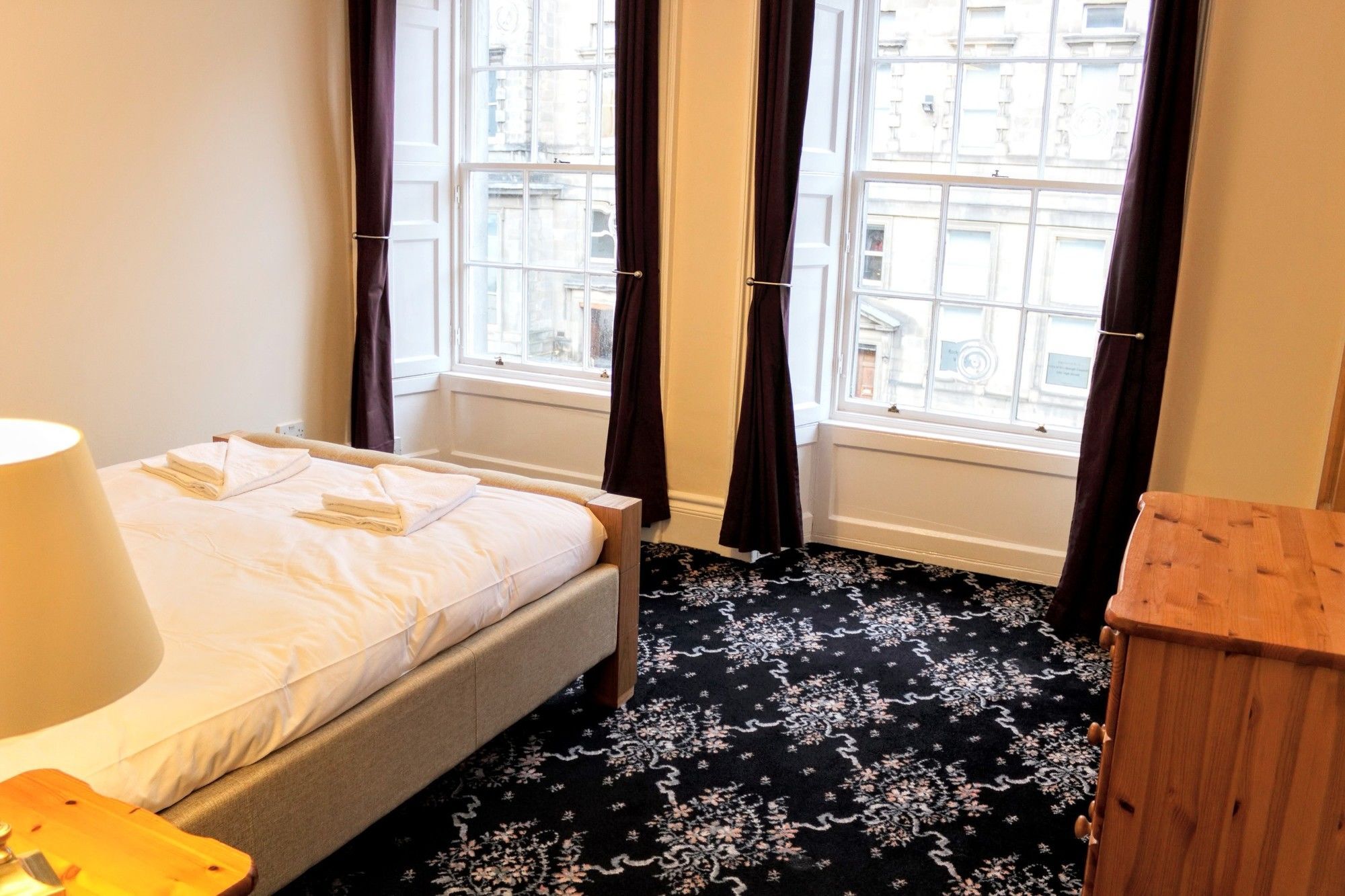 Apartment 3 Bedroom On The Royal Mile Edinburgh