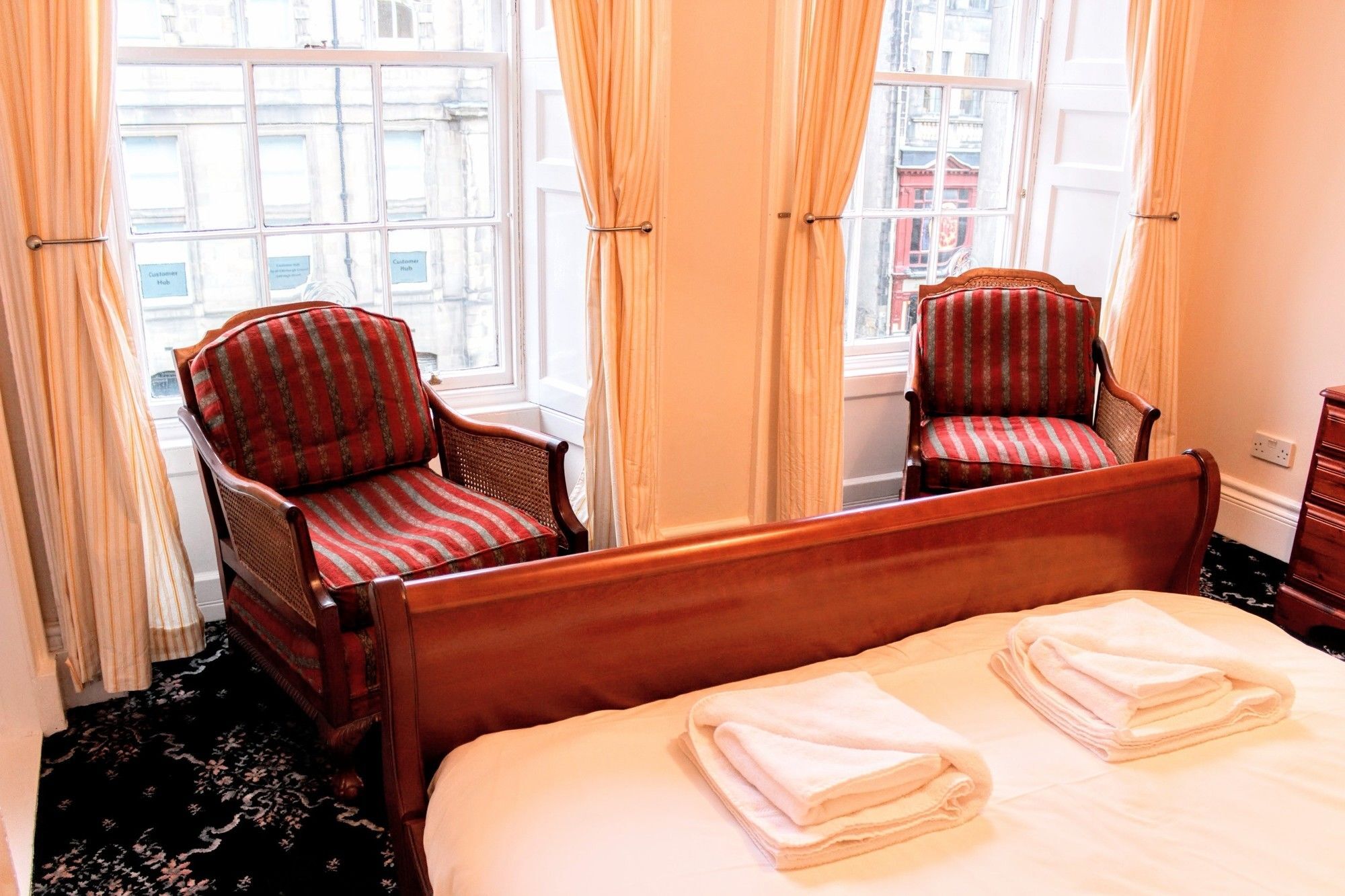 3 Bedroom On The Royal Mile Apartment Edinburgh