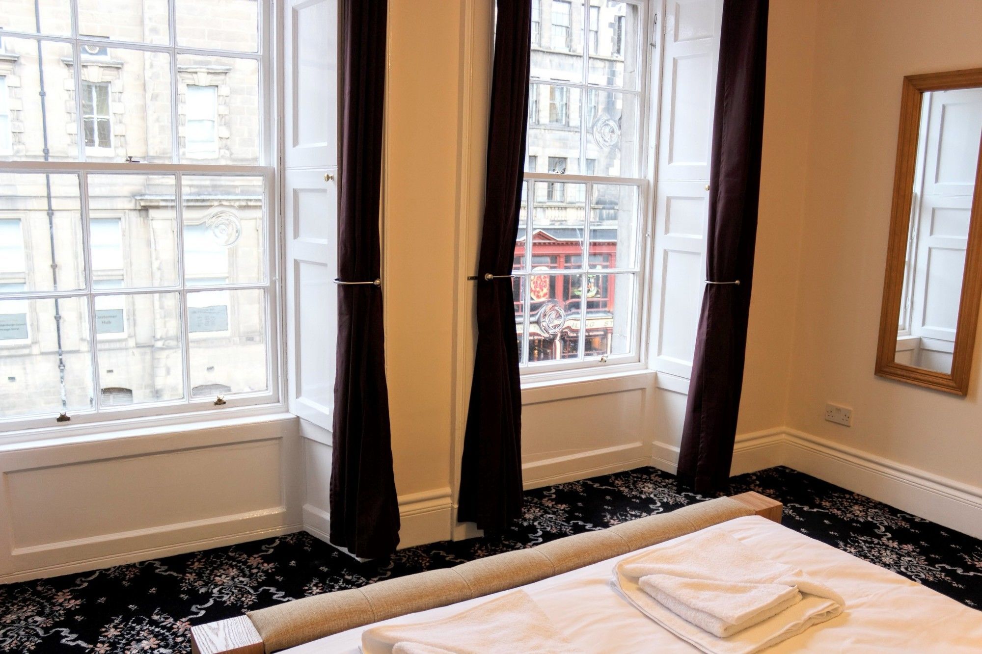 3 Bedroom On The Royal Mile Edinburgh