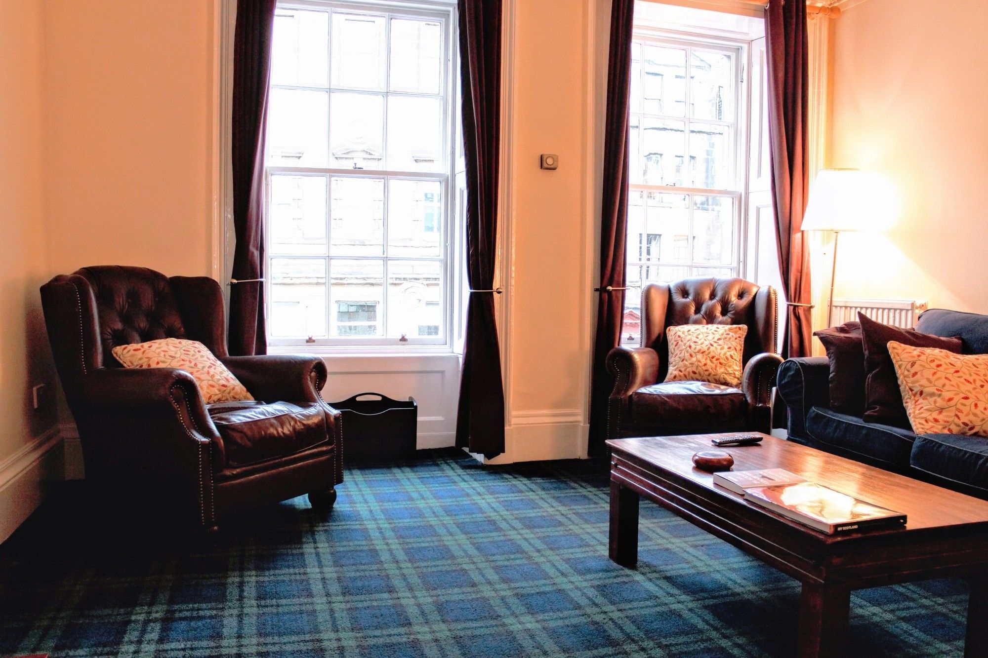 3 Bedroom On The Royal Mile * Edinburgh