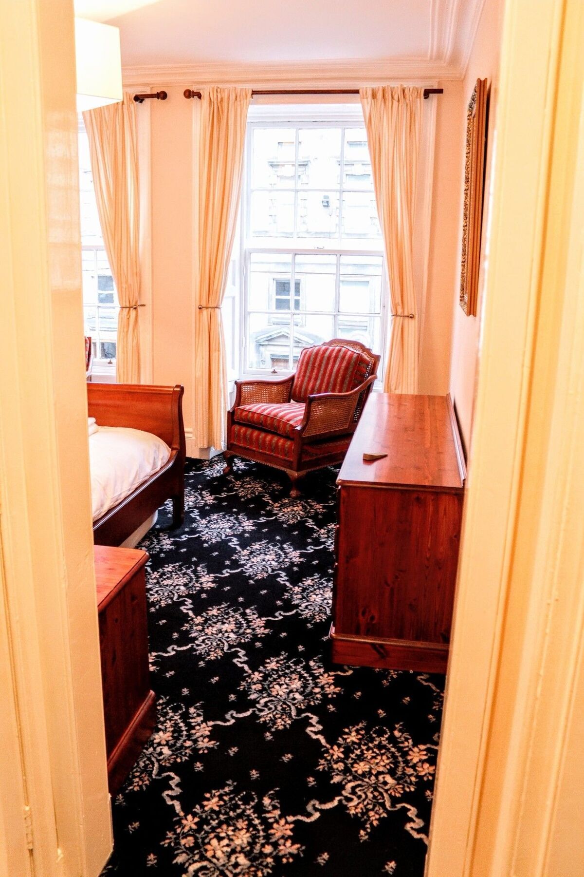 3 Bedroom On The Royal Mile Apartment