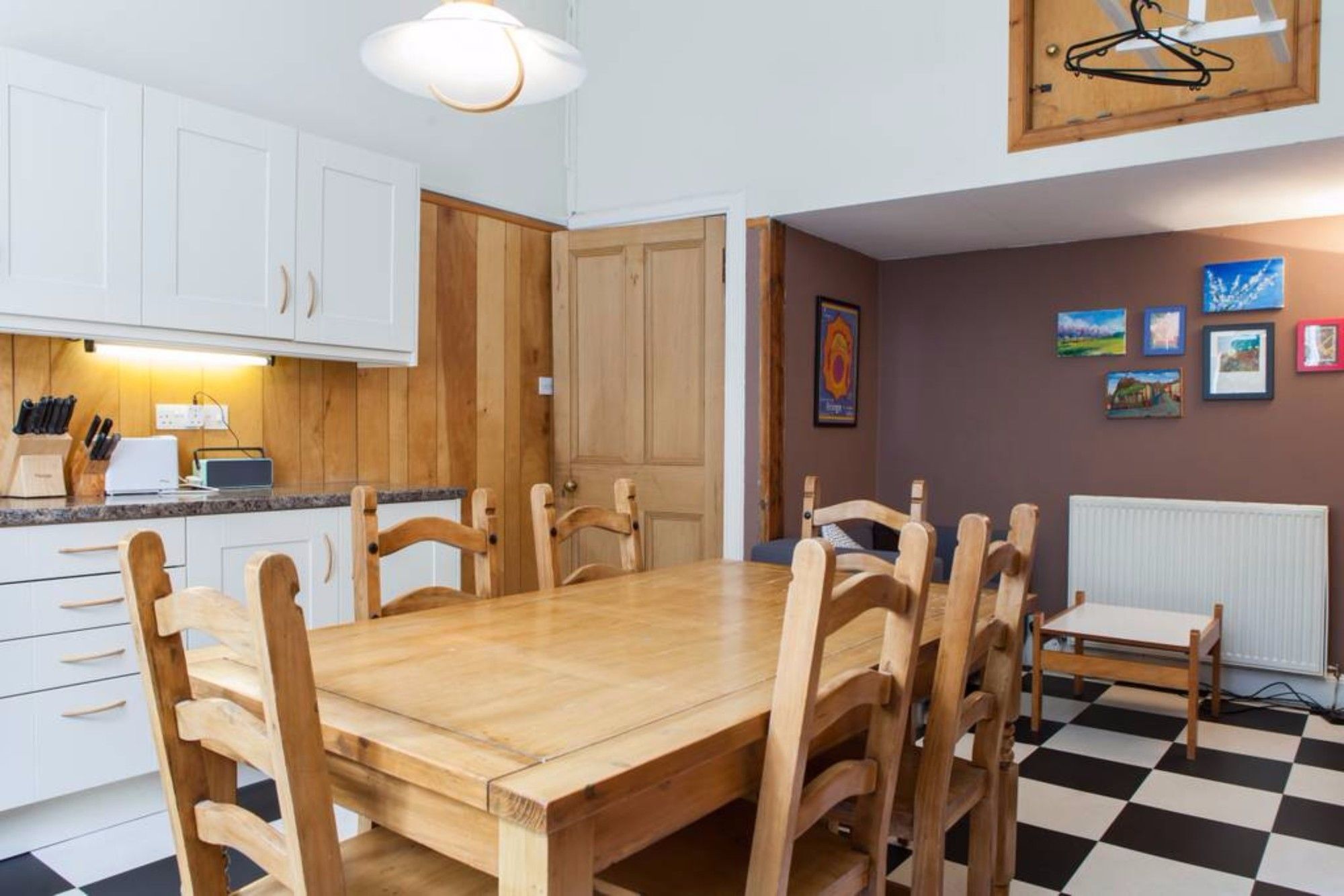 4 Bedroom Near The Meadows Apartment