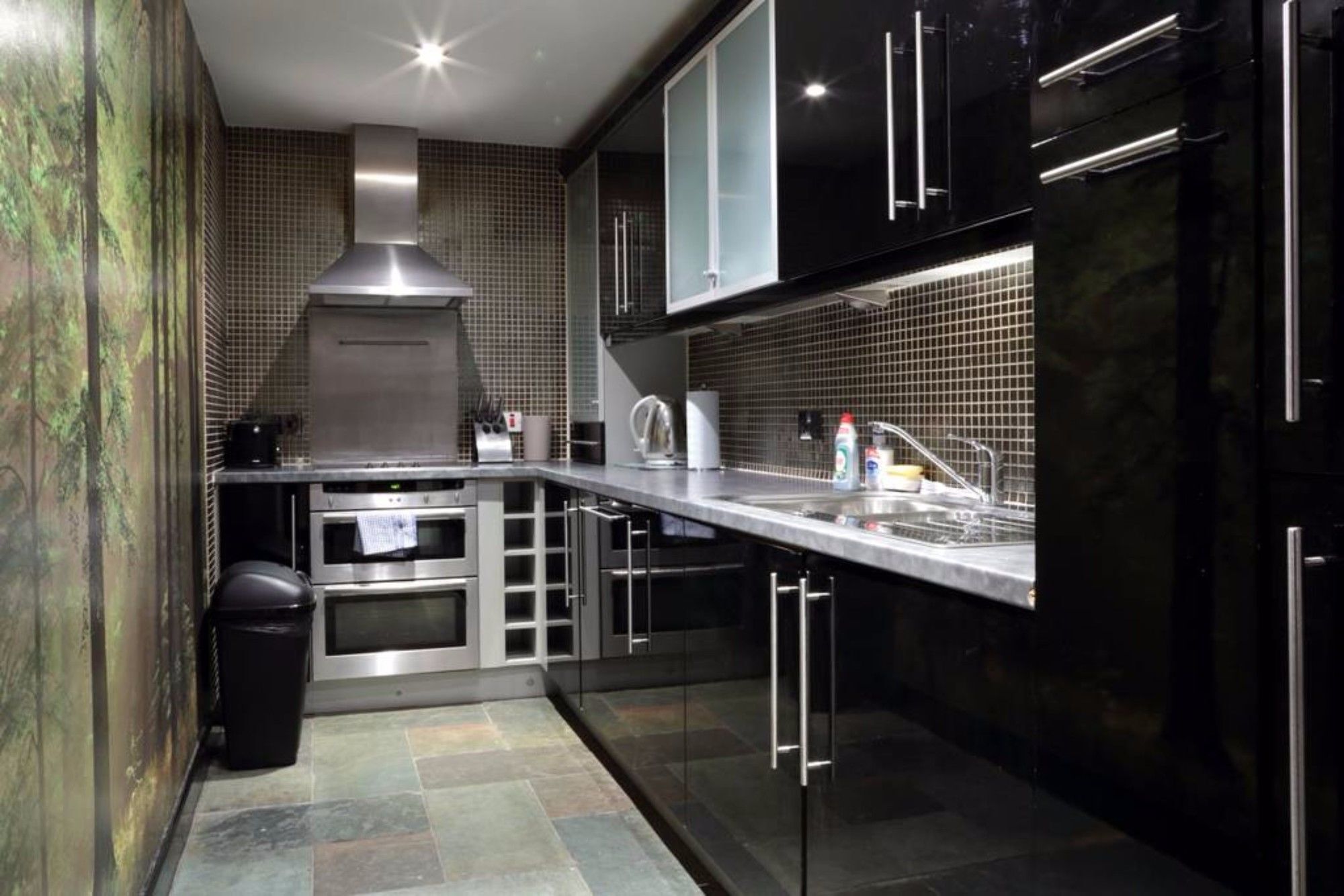 2 Bedroom Flat Near Playhouse Apartment