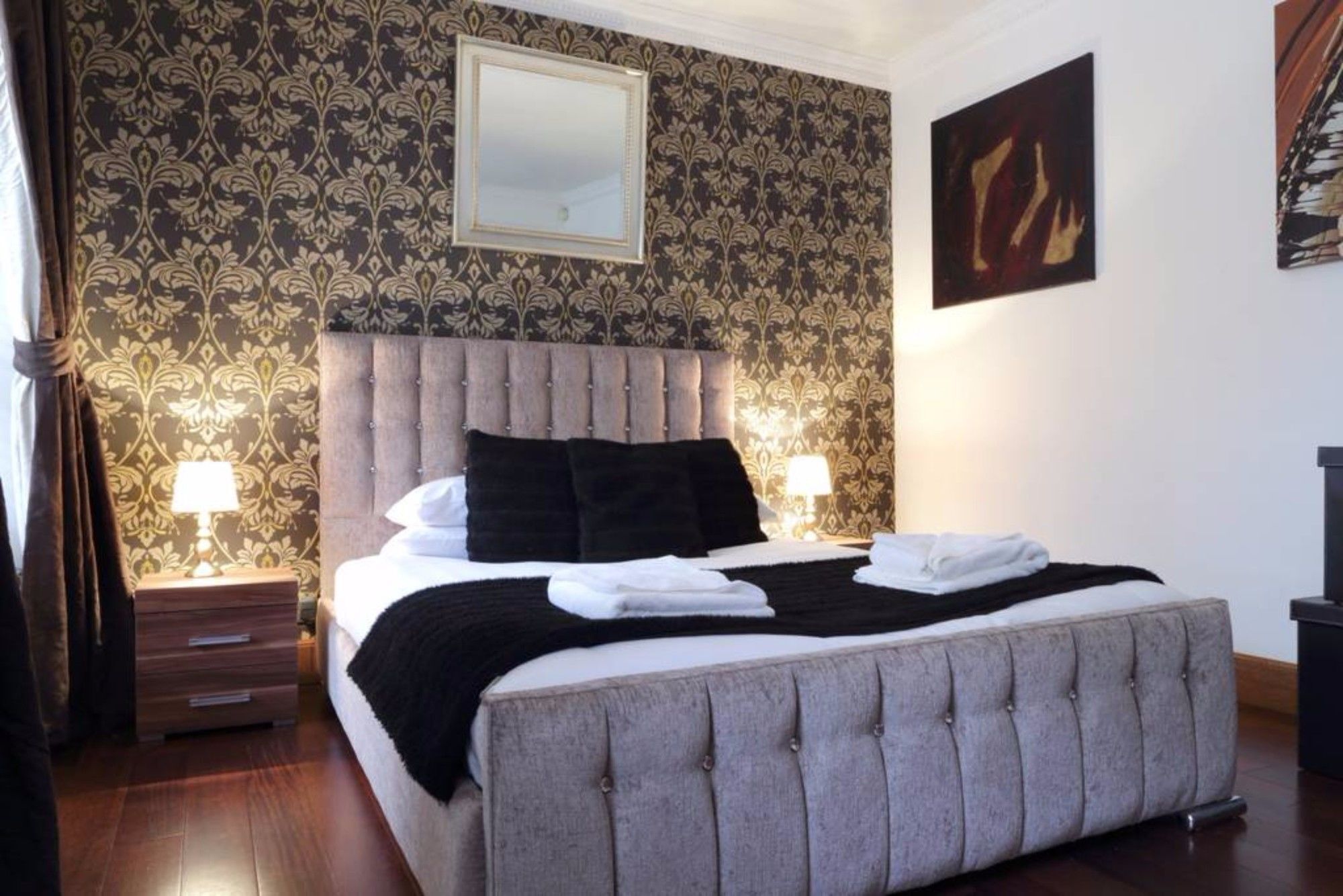 2 Bedroom Flat Near Playhouse Apartment