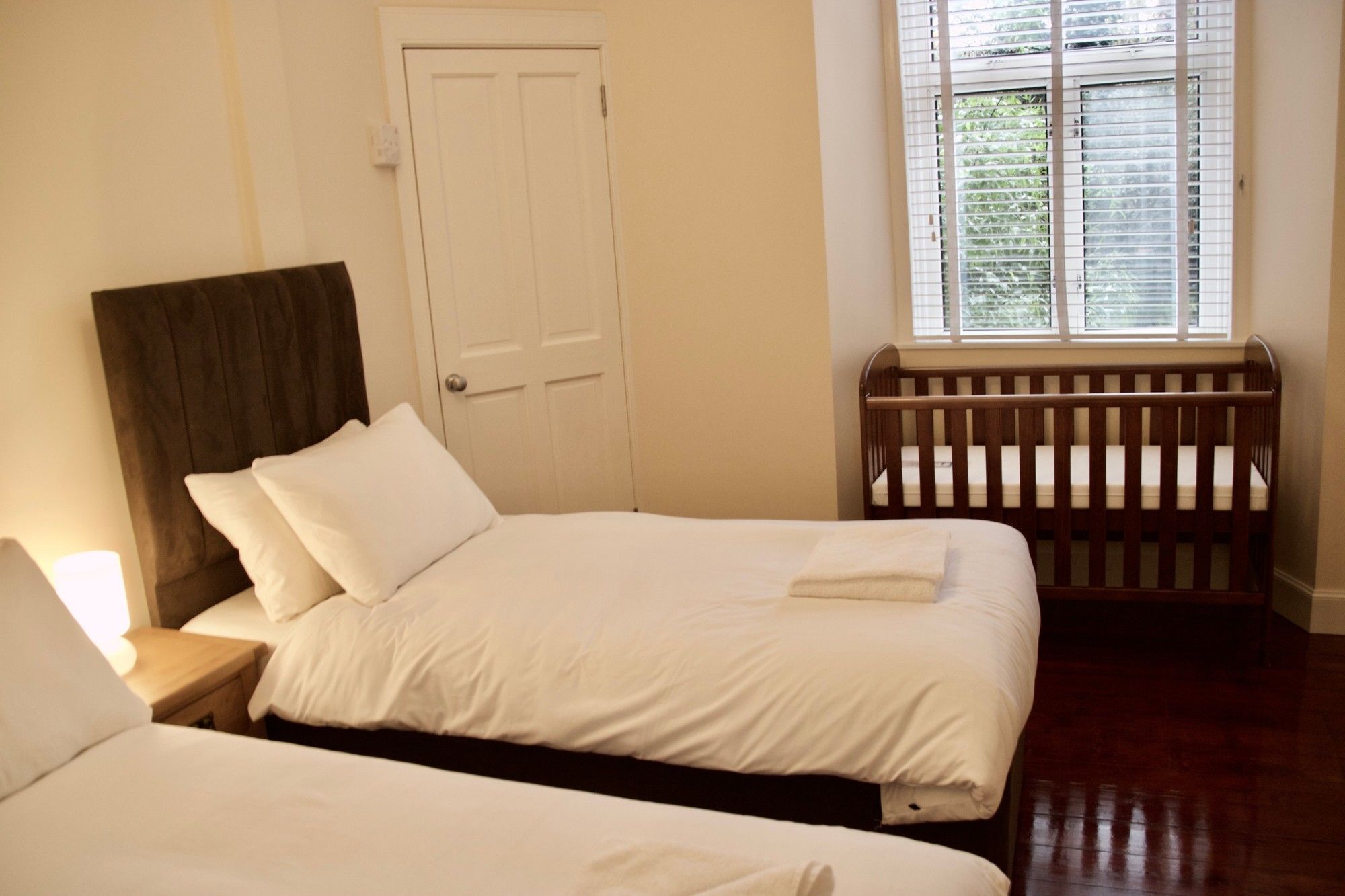 Apartment 2 Bedroom Flat Off Leith Walk Accommodates 7 *