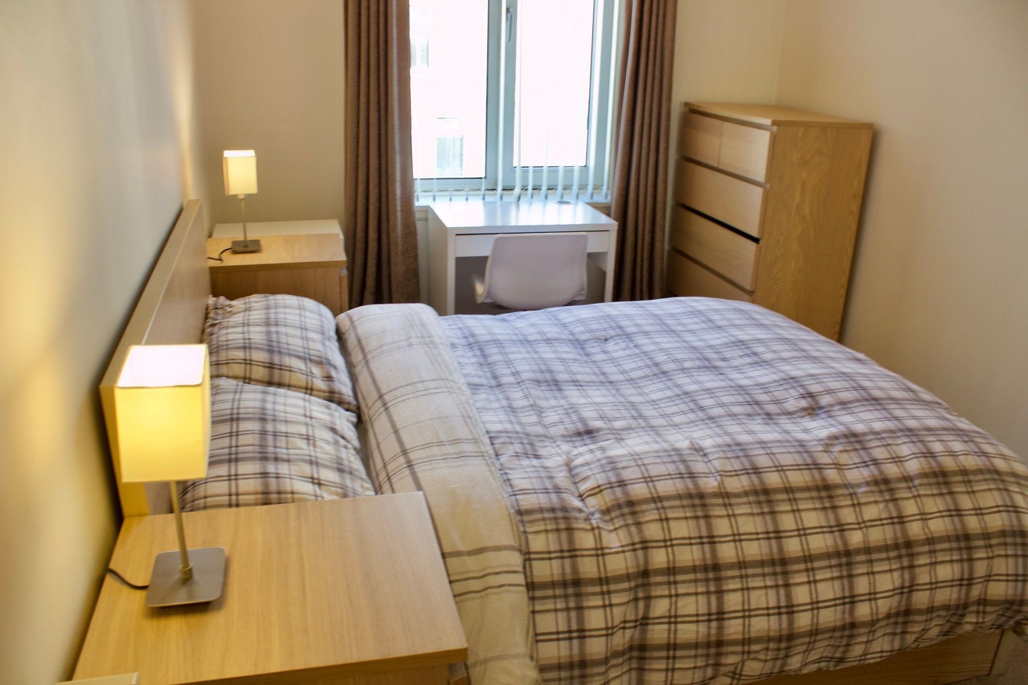 2 Bedroom Flat In Leafy Morningside Apartment *