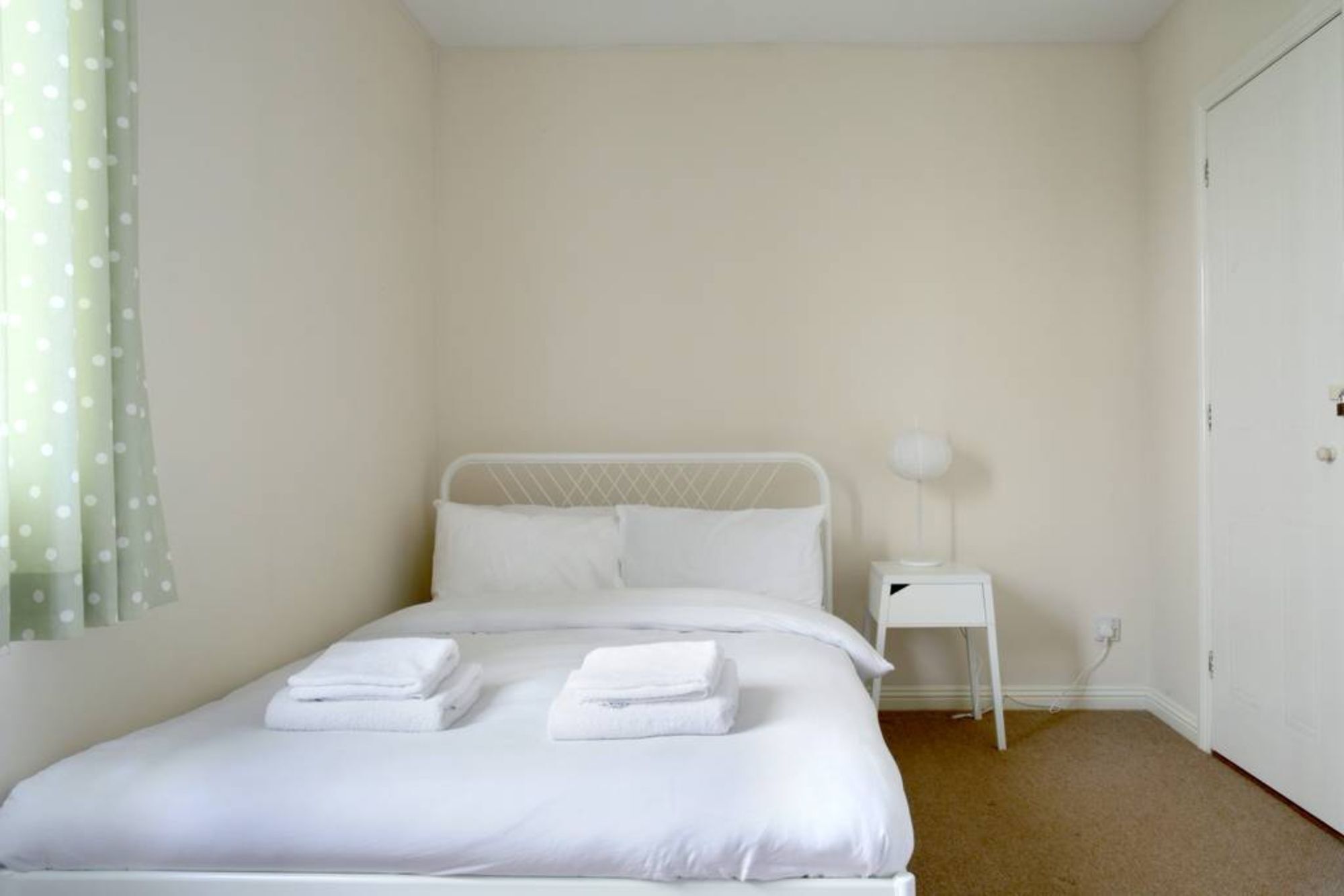 2 Bedroom Canalside Edinburgh