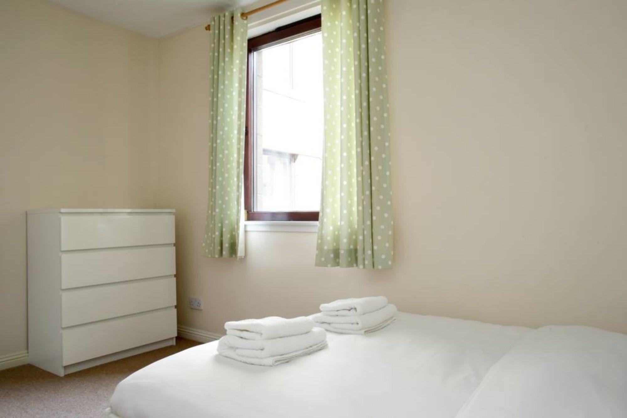 2 Bedroom Canalside * Edinburgh