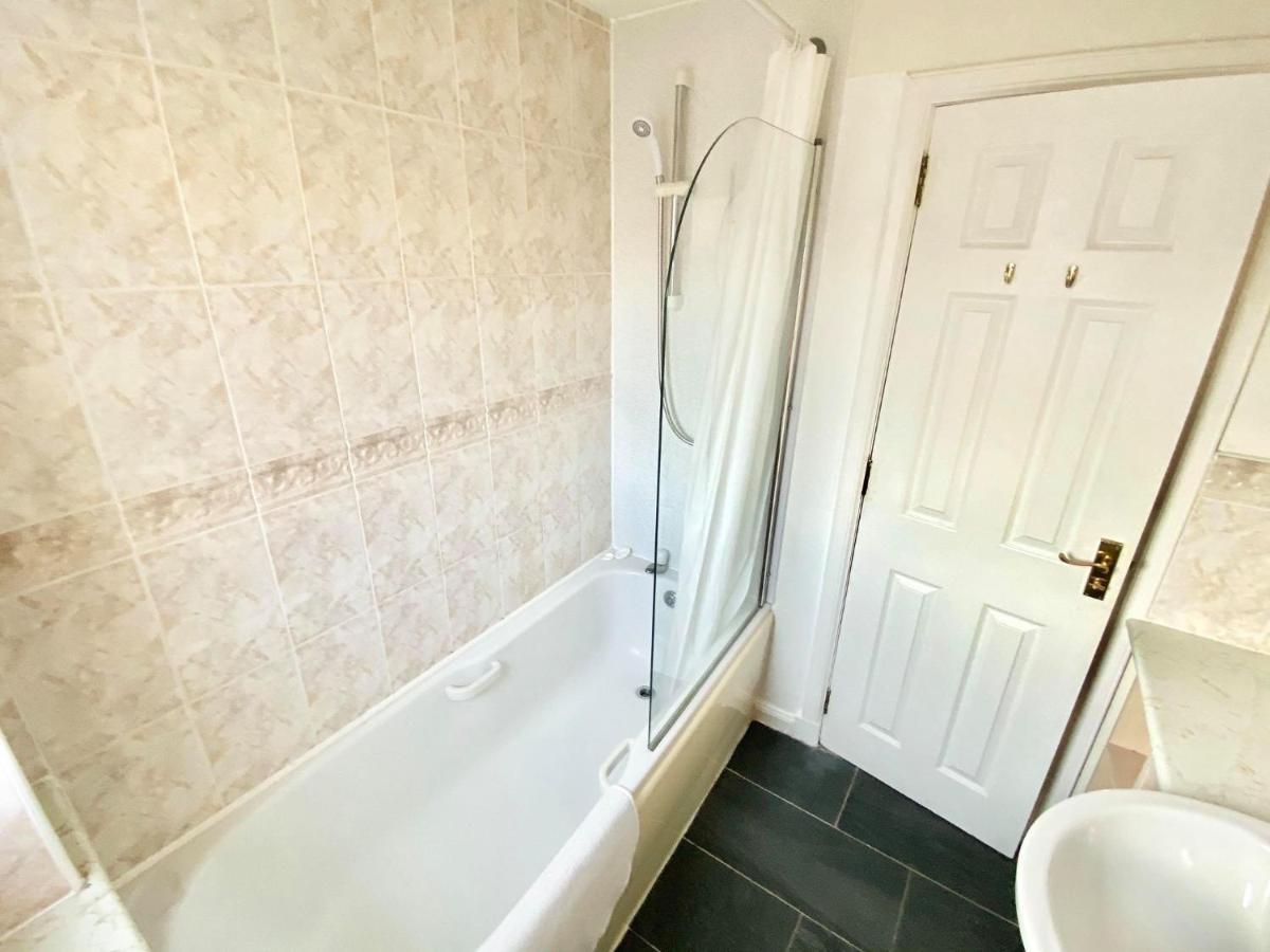 Haymarket Holiday Home, 3 Bedrooms & Parking * Edinburgh