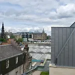 Modern And Charming 2 Bedroom Old Town Apartment