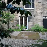 Beautiful New Town Studio With Patio