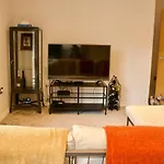 Cosy 2-Br Flat In Popular Broughton - Sleeps 4