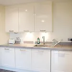 Large And Modern 2 Bed 2 Bath Edinburgh Apartment