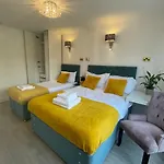 Central Comfy 2 Familyroom Apart