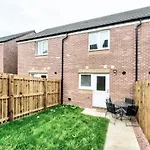 Guestready - Serene 2Br Home W Yard & Parking - Sleeps Up To 6