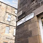 Joivy Modern 1 Bed Flat In West End, Close To Princes Gardens