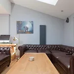 Luxury Arthur Seat Viewtownhouse With A Hot Tub