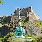 Beautiful 2 Bedroom House in Edinburgh