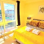 Elegant 2 Bedroom City Centre Apartment - Free Parking - Private Balcony - Stunning Views