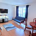 Elegant 2 Bedroom City Centre Apartment - Free Parking - Private Balcony - Stunning Views