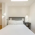 Central, Bright 2 Bed Flat - Pool & Sauna