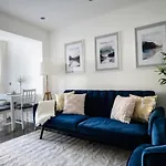 Spacious & Modern 3 Bedroom House - Free Parking - Front & Back Garden - Private Main Door Entrance