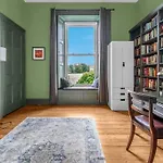 Bright And Spacious Flat Overlooking The Meadows