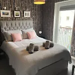 Gorgeous Central 3 Bed House Free Parking & Garden