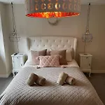 Gorgeous Central 3 Bed House Free Parking & Garden