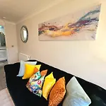 Lovely 3 Bedroom Apartment By Sensational Stay Short Lets & Service Accommodation With 6 Beds