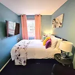 Lovely 3 Bedroom Apartment By Sensational Stay Short Lets & Service Accommodation With 6 Beds